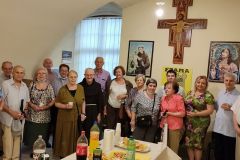 Sudjelovatelji-u-slavlju-1.-sv.-dana-djedova-i-baka-u-Osijeku-s-Veronikinim-rupcem-25.7.21.