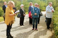 Jelica-Klobucar-govori-meditaciju-na-postaji-kriznoga-puta-u-Aljmasu